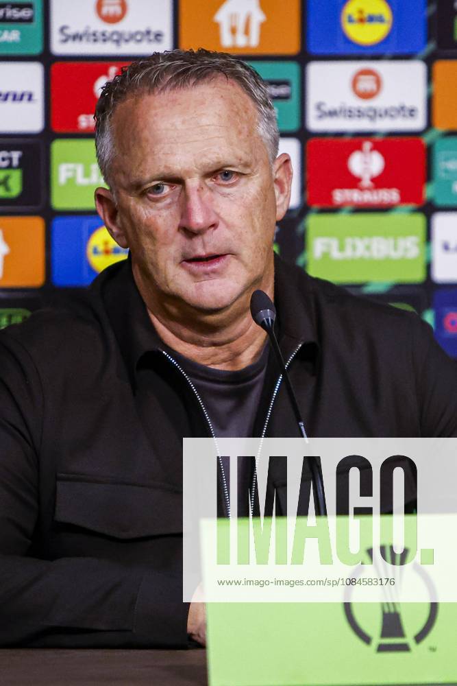 ENSCHEDE - FC Twente head coach John van den Brom attends a press conference, PK, Pressekonferenz following the UEFA Conference League match between FC Twente and FC Thun at De Grolsch Veste on October 15, 2026, in Enschede, the Netherlands. WART BRINKERHOF ANP UEFA Conference League 2026 27 ANPxSportx xMarcelxterxBalsxIVx 572580924 originalFilename: 572580924