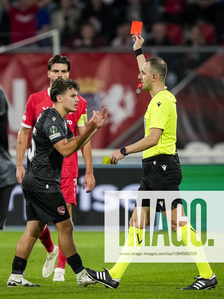 ENSCHEDE - (lr) Patrik Kristal of FC Thun receives a red card from referee Genc Nuza for rough play following VAR intervention during the Conference League match between FC Twente and FC Thun at De Grolsch Veste stadium on October 15, 2026, in Enschede, the Netherlands. TOBIAS KLEUVER ANP ANPxSportx IVx 572581017 originalFilename: 572581017