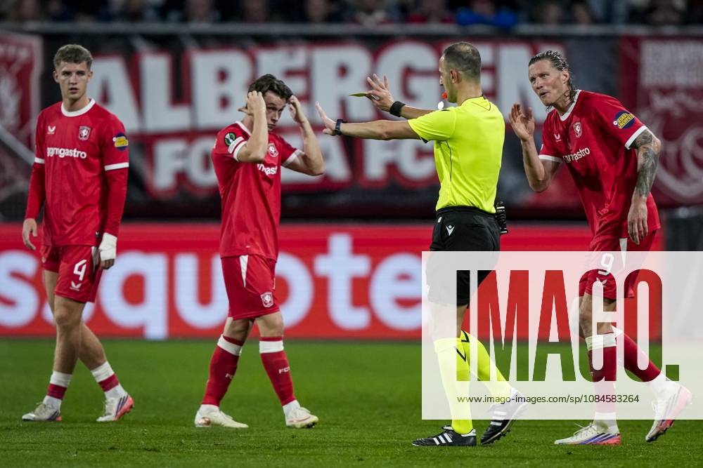 ENSCHEDE - Referee Genc Nuza cancels the yellow card for Ramiz Zerrouki of FC Twente following VAR intervention during the Conference League match between FC Twente and FC Thun at De Grolsch Veste stadium on October 15, 2026, in Enschede, the Netherlands. TOBIAS KLEUVER ANP ANPxSportx IVx 572581153 originalFilename: 572581153