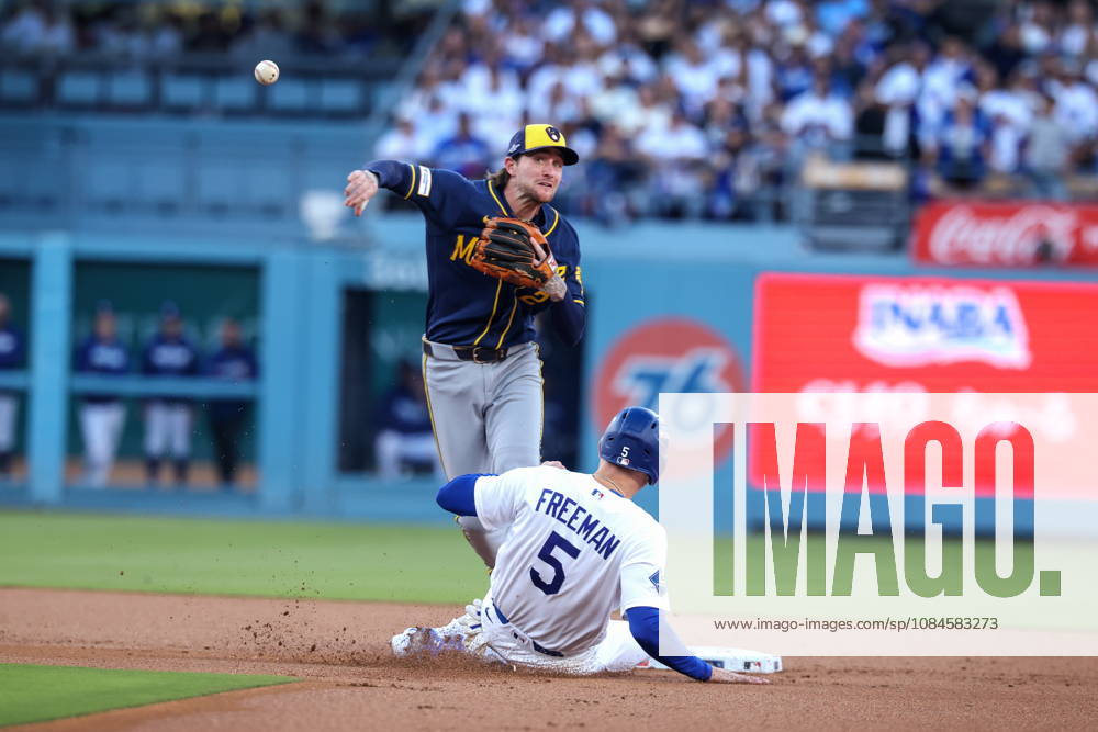 MLB, Baseball Herren, USA Postseason: NLCS Game 4 - Los Angeles Dodgers vs Milwaukee Brewers Los Angeles Dodgers first baseman Freddie Freeman (R) is caught stealing second base by Milwaukee Brewers center fielder Garrett Mitchell during Game 4 of the National League Championship Series between the Los Angeles Dodgers and the Milwaukee Brewers at Dodger Stadium in Los Angeles, California, USA, 15 October 2026. LOS ANGELES CALIFORNIA UNITED STATES