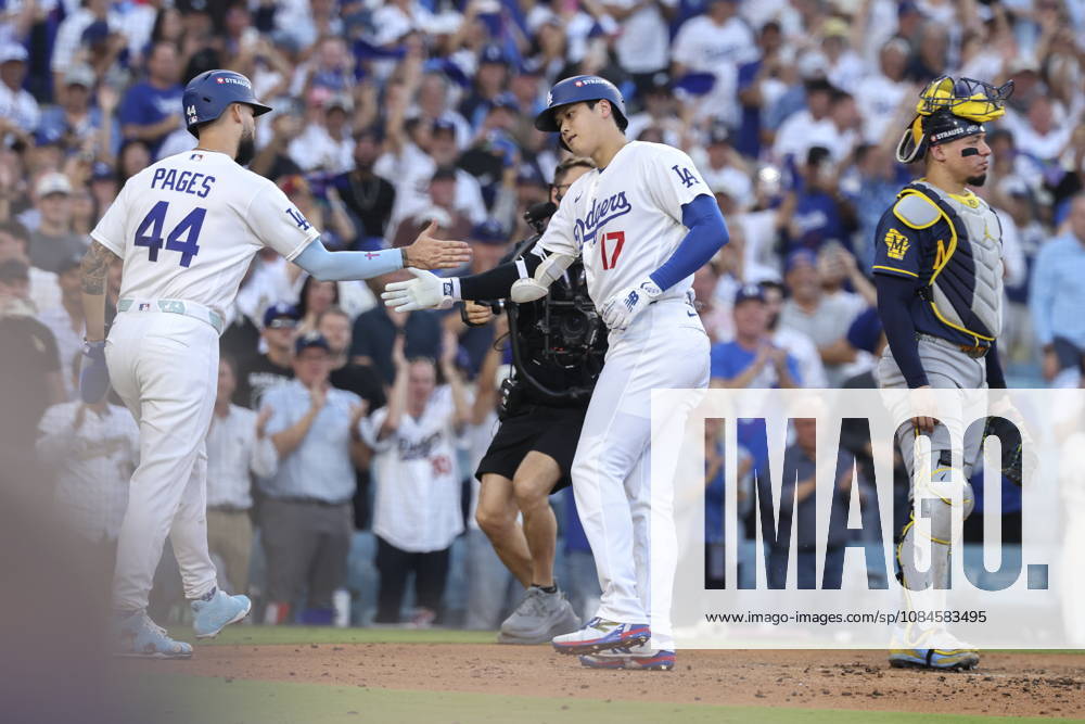 MLB, Baseball Herren, USA Postseason: NLCS Game 4 - Los Angeles Dodgers vs Milwaukee Brewers Los Angeles Dodgers designated hitter Shohei Ohtani (C) shakes hands with teammate Andy Pages after hitting a home run during Game 4 of the National League Championship Series between the Los Angeles Dodgers and the Milwaukee Brewers at Dodger Stadium in Los Angeles, California, USA, 15 October 2026. LOS ANGELES CALIFORNIA UNITED STATES