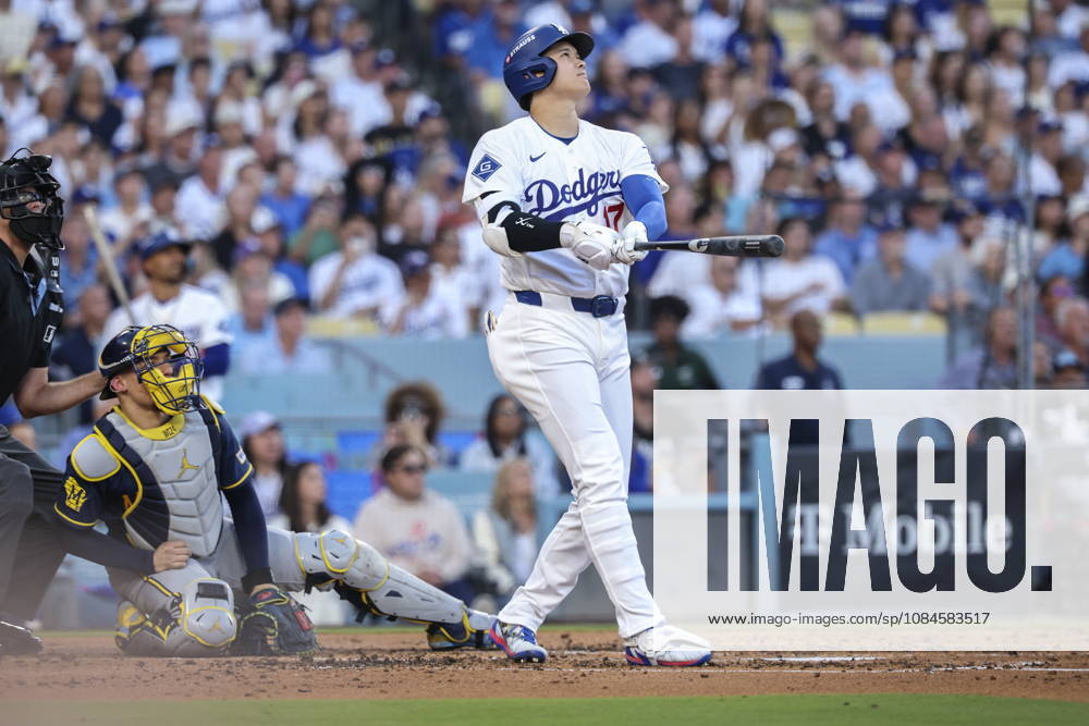 MLB, Baseball Herren, USA Postseason: NLCS Game 4 - Los Angeles Dodgers vs Milwaukee Brewers Los Angeles Dodgers designated hitter Shohei Ohtani hits a home run during Game 4 of the National League Championship Series between the Los Angeles Dodgers and the Milwaukee Brewers at Dodger Stadium in Los Angeles, California, USA, 15 October 2026. LOS ANGELES CALIFORNIA UNITED STATES