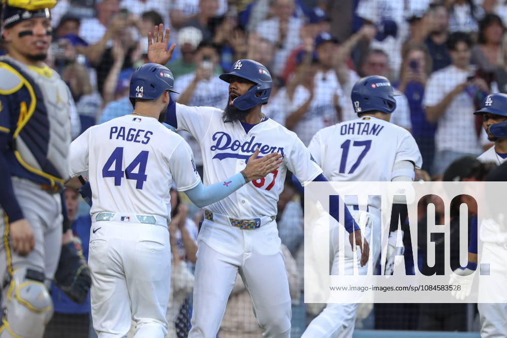 MLB, Baseball Herren, USA Postseason: NLCS Game 4 - Los Angeles Dodgers vs Milwaukee Brewers Los Angeles Dodgers outfielder Teoscar Hernandez (C) and teammate Andy Pages (L) celebrate designated hitter Shohei Ohtani s home run during Game 4 of the National League Championship Series between the Los Angeles Dodgers and the Milwaukee Brewers at Dodger Stadium in Los Angeles, California, USA, 15 October 2026. LOS ANGELES CALIFORNIA UNITED STATES