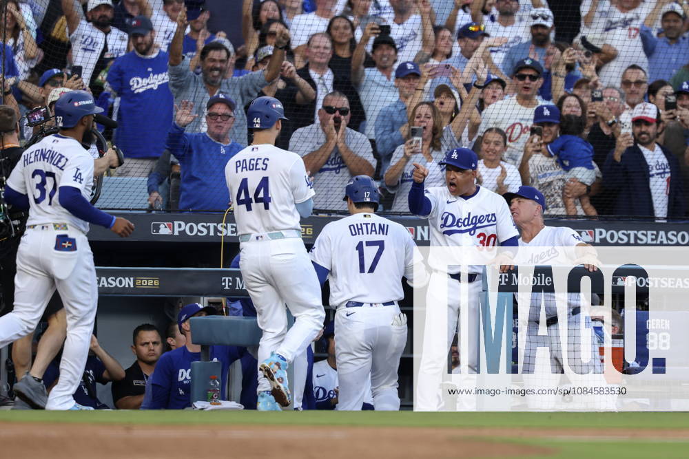 MLB, Baseball Herren, USA Postseason: NLCS Game 4 - Los Angeles Dodgers vs Milwaukee Brewers Los Angeles Dodgers designated hitter Shohei Ohtani (C) shakes hands with teammate Andy Pages after hitting a home run during Game 4 of the National League Championship Series between the Los Angeles Dodgers and the Milwaukee Brewers at Dodger Stadium in Los Angeles, California, USA, 15 October 2026. LOS ANGELES CALIFORNIA UNITED STATES