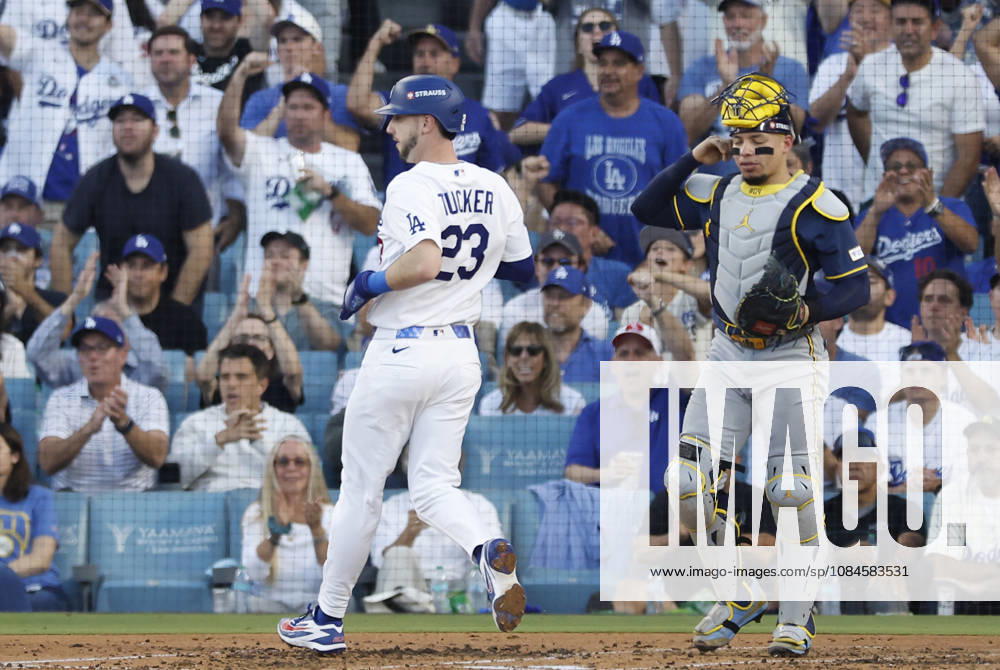 Los Angeles Dodgers Kyle Tucker (23) scores past Milwaukee Brewers catcher William Contreras (24) in the second inning during game four of the MLB, Baseball Herren, USA National League Championship Series at Dodger Stadium in Los Angeles, California, on Thursday, October 15, 2026. LAP20261015708 CAROLINExBREHMAN