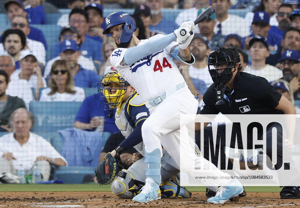 Los Angeles Dodgers Andy Pages (44) hits an rbi-single against the Milwaukee Brewers in the second inning during game four of the MLB, Baseball Herren, USA National League Championship Series at Dodger Stadium in Los Angeles, California, on Thursday, October 15, 2026. LAP20261015710 CAROLINExBREHMAN