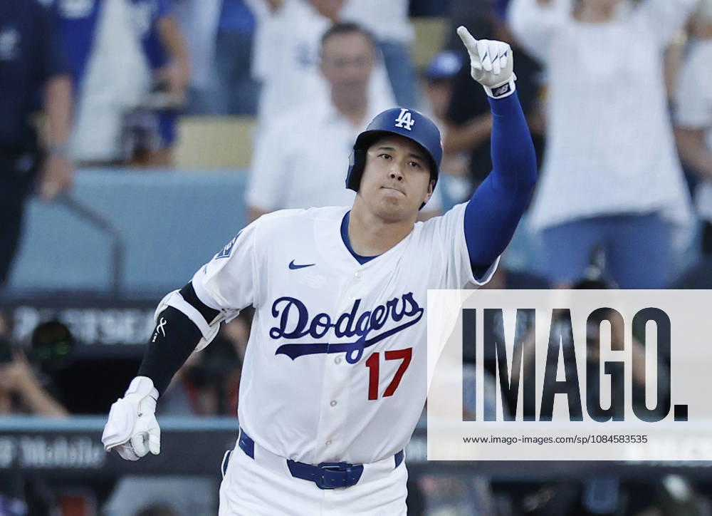 Los Angeles Dodgers designated hitter Shohei Ohtani (17) runs the bases after hitting a three-run home run against the Milwaukee Brewers in the second inning during game four of the MLB, Baseball Herren, USA National League Championship Series at Dodger Stadium in Los Angeles, California, on Thursday, October 15, 2026. LAP20261015712 CAROLINExBREHMAN