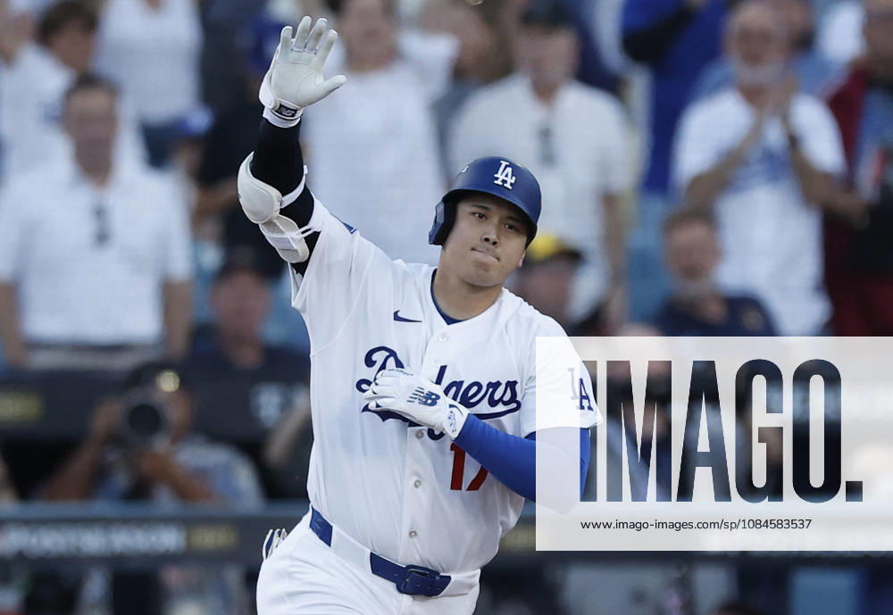 Los Angeles Dodgers designated hitter Shohei Ohtani (17) runs the bases after hitting a three-run home run against the Milwaukee Brewers in the second inning during game four of the MLB, Baseball Herren, USA National League Championship Series at Dodger Stadium in Los Angeles, California, on Thursday, October 15, 2026. LAP20261015714 CAROLINExBREHMAN