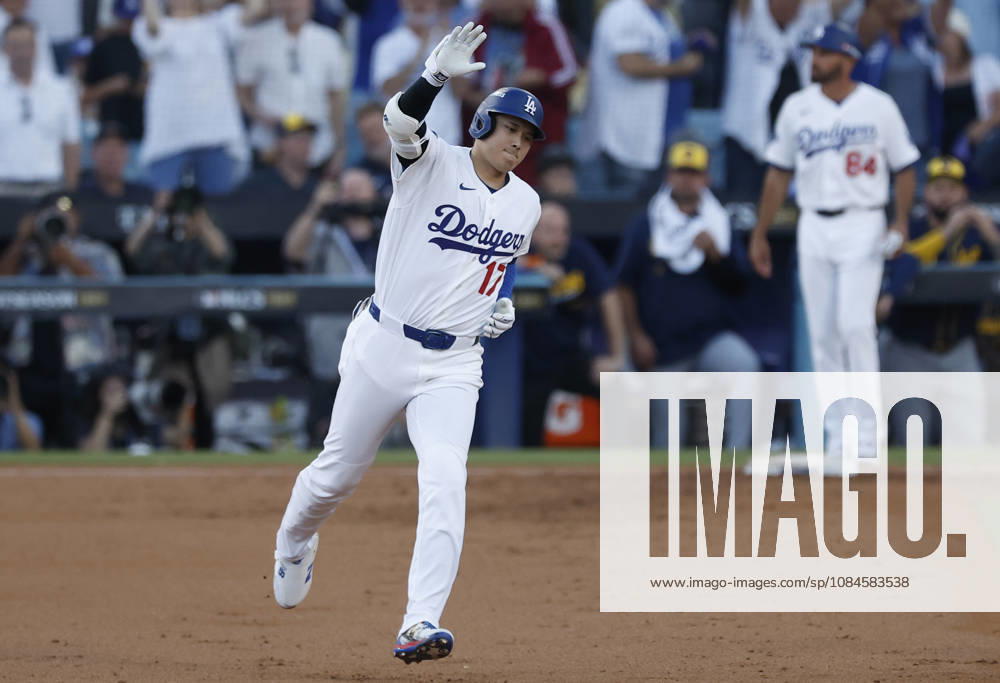 Los Angeles Dodgers designated hitter Shohei Ohtani (17) runs the bases after hitting a three-run home run against the Milwaukee Brewers in the second inning during game four of the MLB, Baseball Herren, USA National League Championship Series at Dodger Stadium in Los Angeles, California, on Thursday, October 15, 2026. LAP20261015715 CAROLINExBREHMAN
