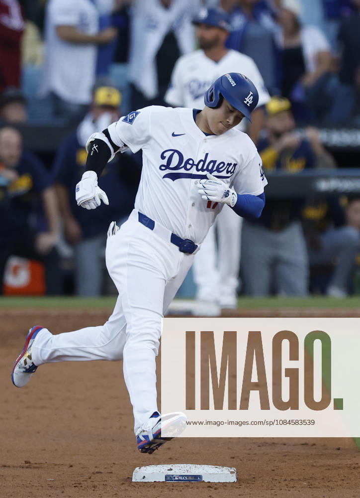 Los Angeles Dodgers designated hitter Shohei Ohtani (17) runs the bases after hitting a three-run home run against the Milwaukee Brewers in the second inning during game four of the MLB, Baseball Herren, USA National League Championship Series at Dodger Stadium in Los Angeles, California, on Thursday, October 15, 2026. LAP20261015716 CAROLINExBREHMAN