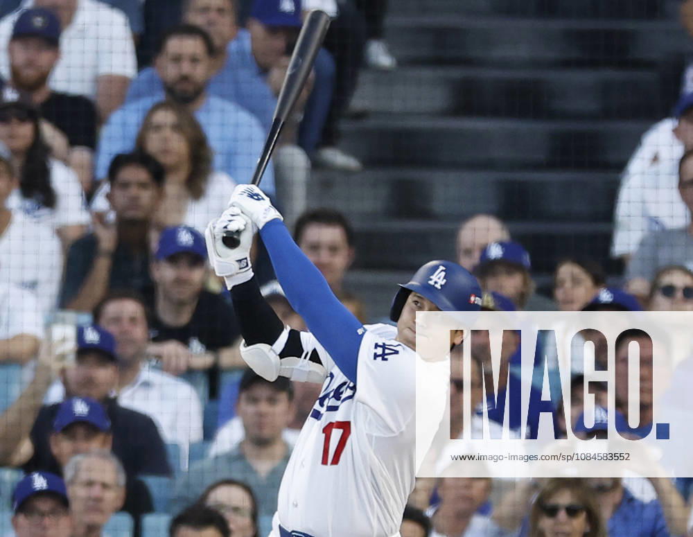 Los Angeles Dodgers designated hitter Shohei Ohtani (17) hits a three-run home run against the Milwaukee Brewers in the second inning during game four of the MLB, Baseball Herren, USA National League Championship Series at Dodger Stadium in Los Angeles, California, on Thursday, October 15, 2026. LAP20261015719 CAROLINExBREHMAN