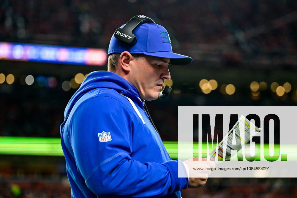 DENVER, CO - OCTOBER 15: Seattle Seahawks head coach Mike MacDonald looks over his play sheet during a game between the Seattle Seahawks and the Denver Broncos at Empower Field at Mile High on October 15, 2026 in Denver, Colorado. (Photo by Dustin Bradford Icon Sportswire) NFL, American Football Herren, USA OCT 15 Seahawks at Broncos Icon132261015010