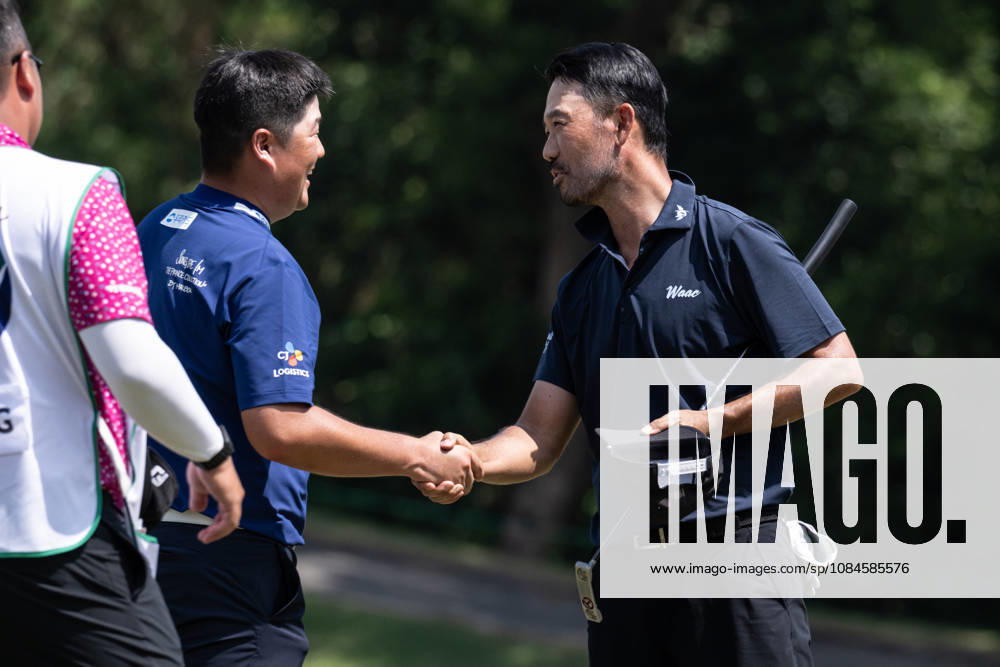 USAâ€⠢s Kevin NA (R) congratulates Sungjae IM (L) from Korea on his round of -7 par bringing him into the lead with -13par. Round 2 in the Macao Open Golf at Macau Golf & Country Club. Macau Open Golf Round 2 - ZUMAr144 20261016_zap_r144_085