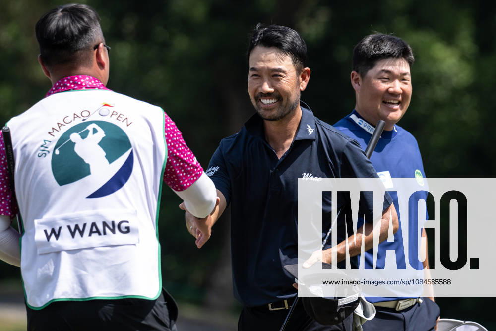 USAâ€⠢s Kevin NA (R) congratulates Sungjae IM (L) from Korea on his round of -7 par bringing him into the lead with -13par. Round 2 in the Macao Open Golf at Macau Golf & Country Club. Macau Open Golf Round 2 - ZUMAr144 20261016_zap_r144_087