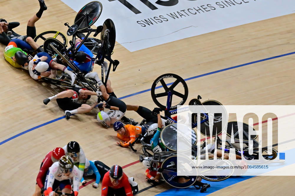 Crash Women s Omnium - Scratch Race 1 4 2026 UCI Track cycling, Rad, Radsport, Bahnrad, Bahn World Championships Women s Omnium - Scratch Race 1 4 2026, WIEBES Lorena DNF, ausgeschieden, eliminated UCI Track Cycling World Championships held from 14 to 18 October 2026, at the Shanghai Velodrome in Shanghai, China.