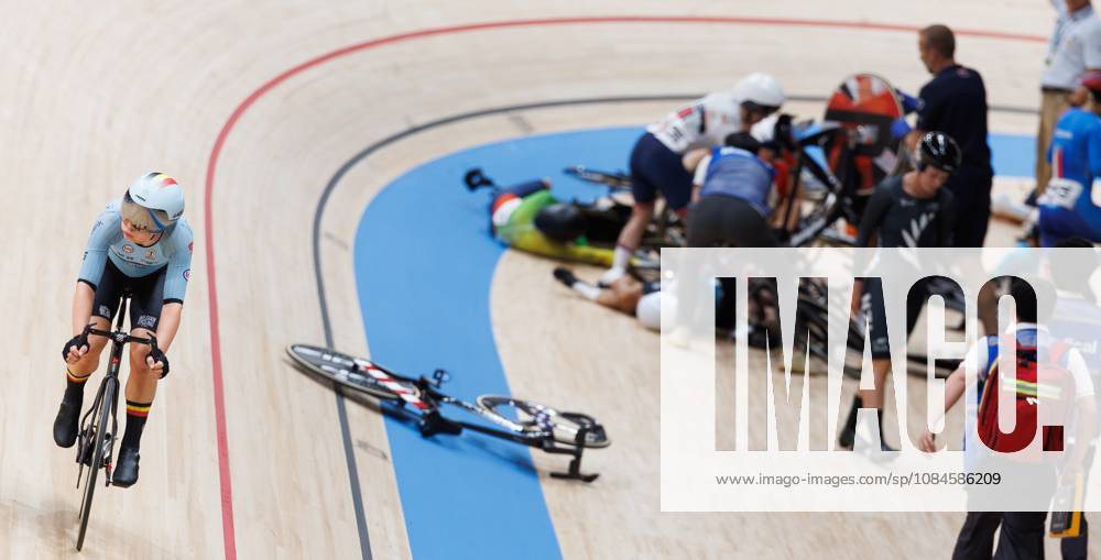 Belgian Lotte Kopecky rides past several cyclists who fell during the Scratch race of the Women s Omnium event at the UCI Track cycling, Rad, Radsport, Bahnrad, Bahn World Championships in Shanghai, China on Friday 16 October 2026. The worlds are taking place from 14 to 18 October 2026. BENOITxDOPPAGNE x189963123x