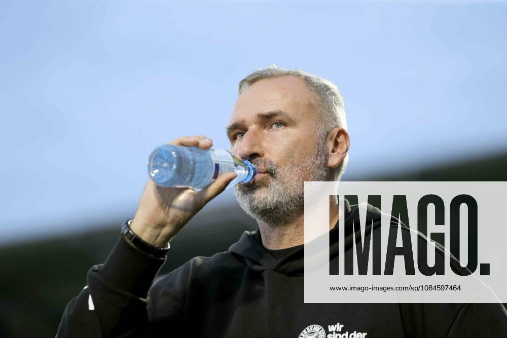 Foto : kurz vor Spielbeginn ... Trainer Tim WALTER (Kiel) im Blickpunkt der Medien Fussball 2. Bundesliga , 2. Spieltag am Fr. 16.10.2026 Holstein Kiel - Hertha BSC