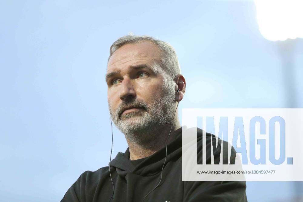 Foto : kurz vor Spielbeginn ... Trainer Tim WALTER (Kiel) im Blickpunkt der Medien Fussball 2. Bundesliga , 2. Spieltag am Fr. 16.10.2026 Holstein Kiel - Hertha BSC