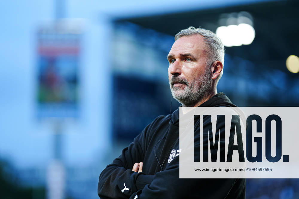 Tim Walter (Holstein Kiel, Trainer) GER, Holstein Kiel vs. Hertha BSC, Fußball, 2. Bundesliga, Spieltag 08, Saison 2026 2027, 16.10.2026 DFL REGULATIONS PROHIBIT ANY USE OF PHOTOGRAPHS AS IMAGE SEQUENCES AND OR QUASI-VIDEO GER, Holstein Kiel vs. Hertha BSC, Fußball, 2. Bundesliga, Spieltag 08, Saison 2026 2027, 16.10.2026 Kiel
