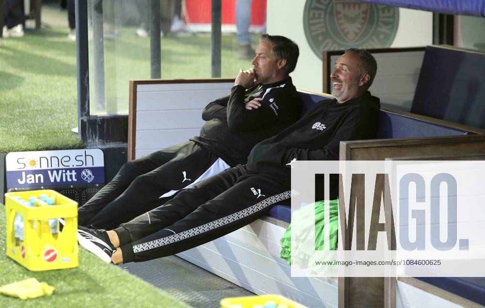 Foto : kurz vor Spielbeginn ... Trainer Tim WALTER (Kiel) hat gut Lachen ... Fussball 2. Bundesliga , 2. Spieltag am Fr. 16.10.2026 Holstein Kiel - Hertha BSC