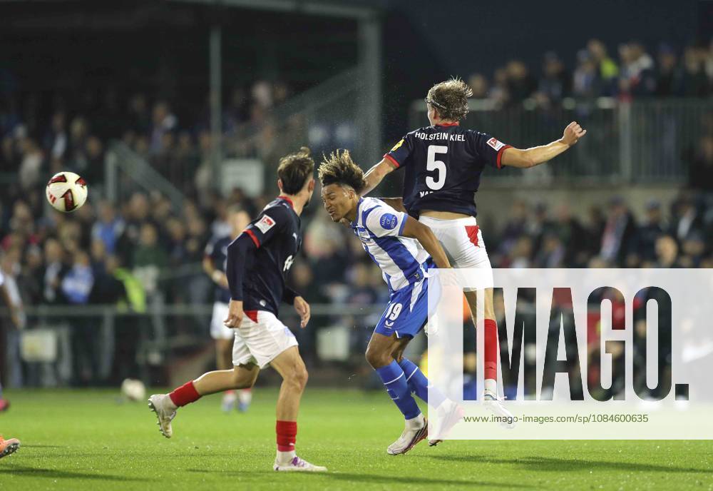 Foto : Oluwaseun ADEWUMI (Hertha) gegen Carl Anders Johansson (Kiel , rechts) Fussball 2. Bundesliga , 2. Spieltag am Fr. 16.10.2026 Holstein Kiel - Hertha BSC