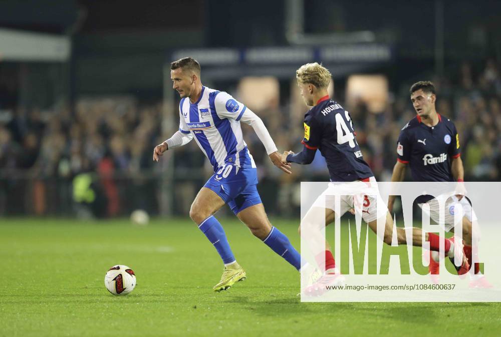 Foto : Paul SEGUIN (Hertha) gegen Wiese , rechts Fussball 2. Bundesliga , 2. Spieltag am Fr. 16.10.2026 Holstein Kiel - Hertha BSC