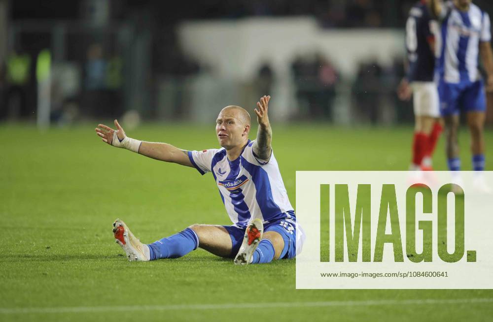Foto : skeptische Miene bei ... Jon Dragur THORSTEINSSON (Hertha) Fussball 2. Bundesliga , 2. Spieltag am Fr. 16.10.2026 Holstein Kiel - Hertha BSC