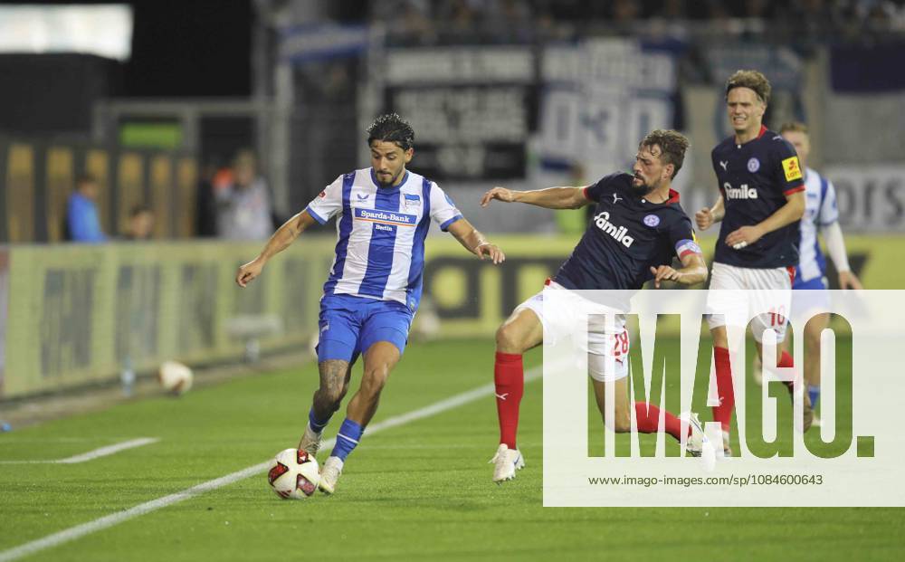 Foto : Kevin SESSA (Hertha) gegen Jonas MEFFERT (Kiel , rechts) Fussball 2. Bundesliga , 2. Spieltag am Fr. 16.10.2026 Holstein Kiel - Hertha BSC
