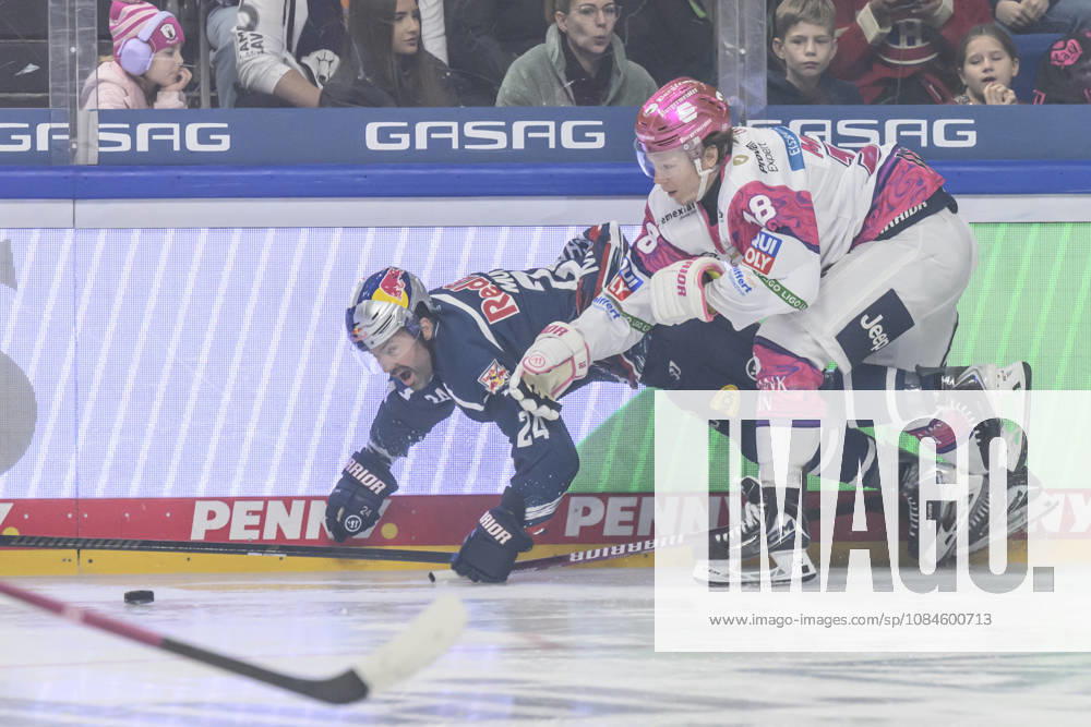 Im Bild v.l.: Ryan Murphy (EHC Red Bull Muenchen 24), Jonas Müller (Eisbären Berlin 18), Zweikampf, Action, Kampf, kaempft um den ‚Puck, GER, Berlin, Eishockey, DEL 1, Eisbaeren Berlin vs EHC Red Bull Muenchen, in der Uber Arena, 16.10.2026,