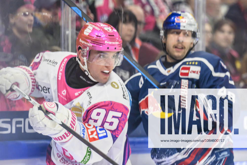 Im Bild v.l.: Frederik Tiffels (Eisbären Berlin 95), Lucas Thaler (EHC Red Bull Muenchen 48), Zweikampf, Action, Kampf, kaempft um den ‚Puck, GER, Berlin, Eishockey, DEL 1, Eisbaeren Berlin vs EHC Red Bull Muenchen, in der Uber Arena, 16.10.2026,
