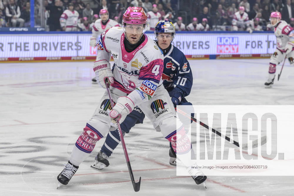 Im Bild v.l.: Adam Smith (Eisbären Berlin 04), Elis Hede (EHC Red Bull Muenchen 10), Zweikampf, Action, Kampf, kaempft um den ‚Puck, GER, Berlin, Eishockey, DEL 1, Eisbaeren Berlin vs EHC Red Bull Muenchen, in der Uber Arena, 16.10.2026,