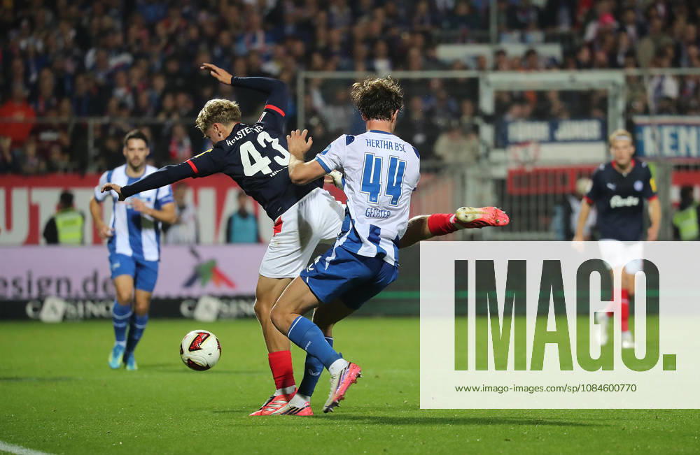 Till Wiese(Holstein Kiel), Linus Gechter (Hertha BSC Berlin) Fussball, Herren, Saison 2026 2027, 2.BL, Holstein Stadion, Holstein Kiel gegen Hertha BSC Berlin DFL REGULATIONS PROHIBIT ANY USE OF PHOTOGRAPHS AS IMAGE SEQUENCES AND OR QUASI-VIDEO.