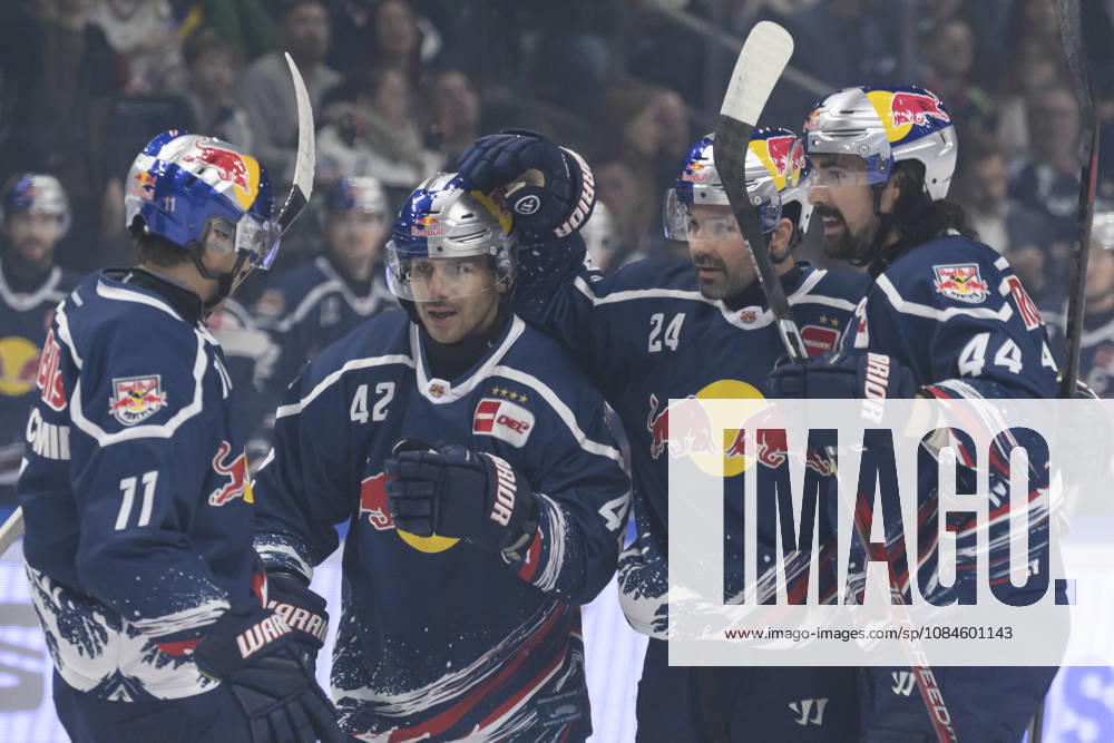 Im Bild v.l.: Tor, Treffer, Jubel, Torjubel, Freude, Begeisterung, feiert, nach Ausgleichtreffer durch Ryan Murphy (EHC Red Bull Muenchen 24), GER, Berlin, Eishockey, DEL 1, Eisbaeren Berlin vs EHC Red Bull Muenchen, in der Uber Arena, 16.10.2026,
