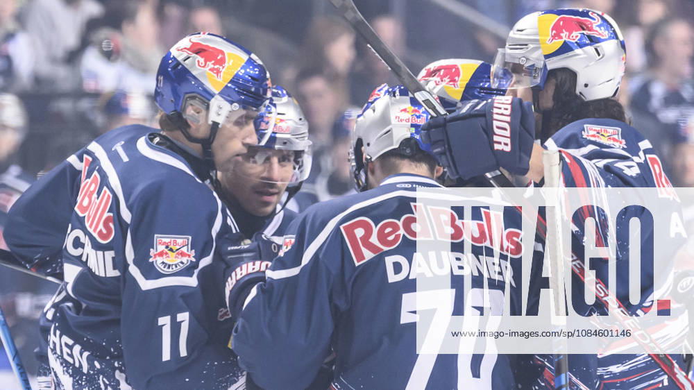 Im Bild v.l.: Tor, Treffer, Jubel, Torjubel, Freude, Begeisterung, feiert, nach Ausgleichtreffer durch Ryan Murphy (EHC Red Bull Muenchen 24), GER, Berlin, Eishockey, DEL 1, Eisbaeren Berlin vs EHC Red Bull Muenchen, in der Uber Arena, 16.10.2026,