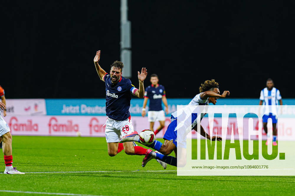 Jonas Meffert (Holstein Kiel, 28), Oluwaseun Adewumi (Hertha BSC, 19) GER, Holstein Kiel vs. Hertha BSC, Fußball, 2. Bundesliga, Spieltag 08, Saison 2026 2027, 16.10.2026 DFL REGULATIONS PROHIBIT ANY USE OF PHOTOGRAPHS AS IMAGE SEQUENCES AND OR QUASI-VIDEO GER, Holstein Kiel vs. Hertha BSC, Fußball, 2. Bundesliga, Spieltag 08, Saison 2026 2027, 16.10.2026 Kiel