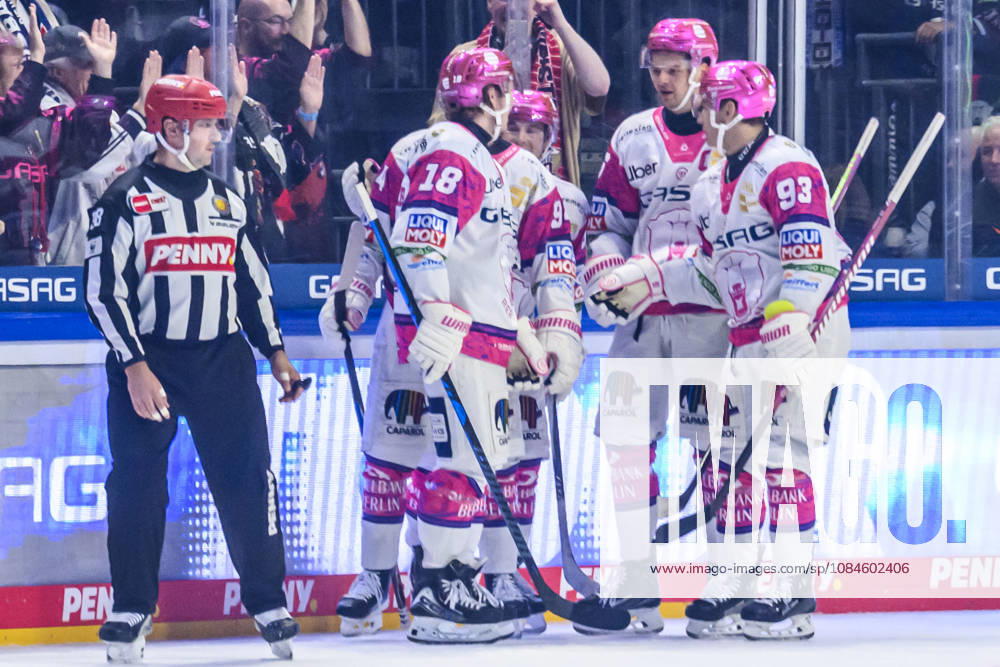 Im Bild v.l.: Tor, Treffer, Jubel, Torjubel, Freude, Begeisterung, feiert, nach Führungstreffer zum 2:1 durch Liam Kirk (Eisbären Berlin 94), GER, Berlin, Eishockey, DEL 1, Eisbaeren Berlin vs EHC Red Bull Muenchen, in der Uber Arena, 16.10.2026,