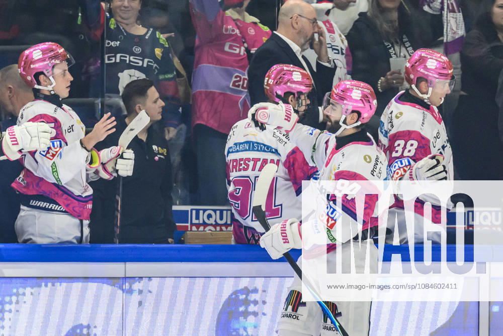 Im Bild v.l.: Tor, Treffer, Jubel, Torjubel, Freude, Begeisterung, feiert, nach Führungstreffer zum 2:1 durch Liam Kirk (Eisbären Berlin 94), GER, Berlin, Eishockey, DEL 1, Eisbaeren Berlin vs EHC Red Bull Muenchen, in der Uber Arena, 16.10.2026,