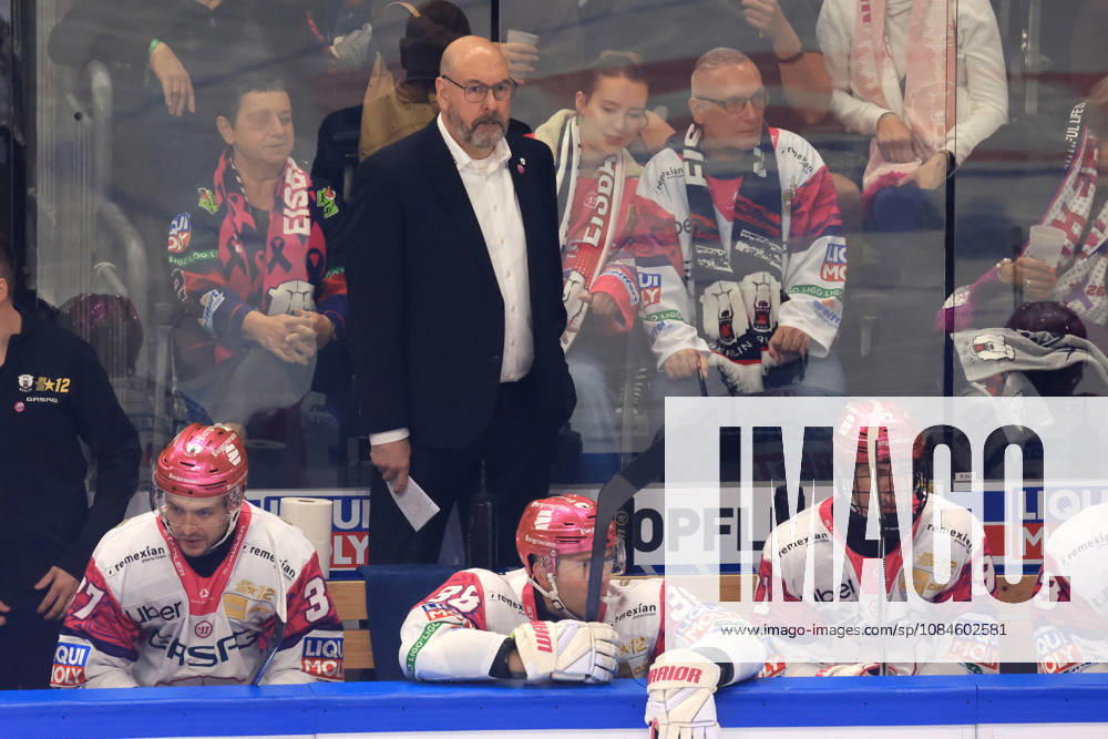 DEU, GER, Eishockey, 9.Spieltag, Saison 2026 27, Berlin, Eisbaeren Berlin vs. RB Muenchen Cheftrainer Eric Dubois ( Eisbaeren Berlin ), Eisbareren-Spielerbank nordphoto GmbH Engler Berlin Uber-Arena Berlin Deutschland