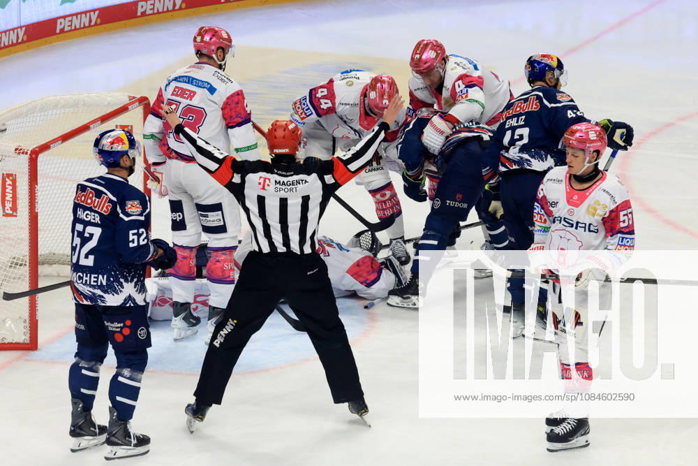 DEU, GER, Eishockey, 9.Spieltag, Saison 2026 27, Berlin, Eisbaeren Berlin vs. RB Muenchen Schiedsrichter , Jonas Neffin ( Eisbaeren Berlin 75 ), Eisbaeren-Spielerkreis, Patrick Hager ( RedBull Muenchen 52 ), Yasin Ehliz ( RedBull Muenchen 42 ) nordphoto GmbH Engler Berlin Uber-Arena Berlin Deutschland