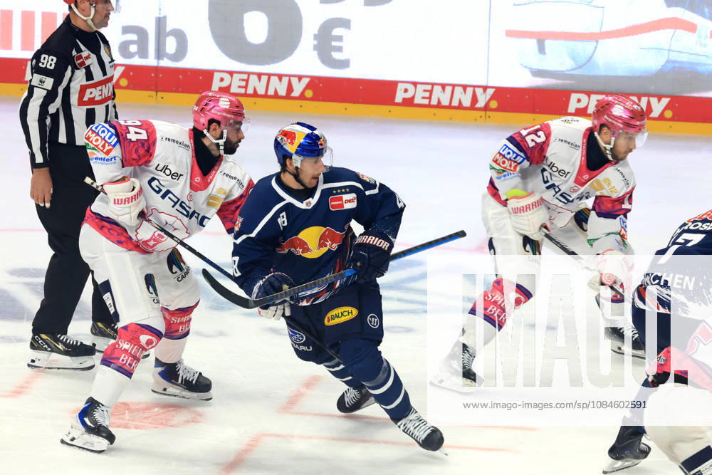 DEU, GER, Eishockey, 9.Spieltag, Saison 2026 27, Berlin, Eisbaeren Berlin vs. RB Muenchen Liam Kirk ( Eisbaeren Berlin 94 ), Lucas Thaler ( RedBull Muenchen 48 ) nordphoto GmbH Engler Berlin Uber-Arena Berlin Deutschland