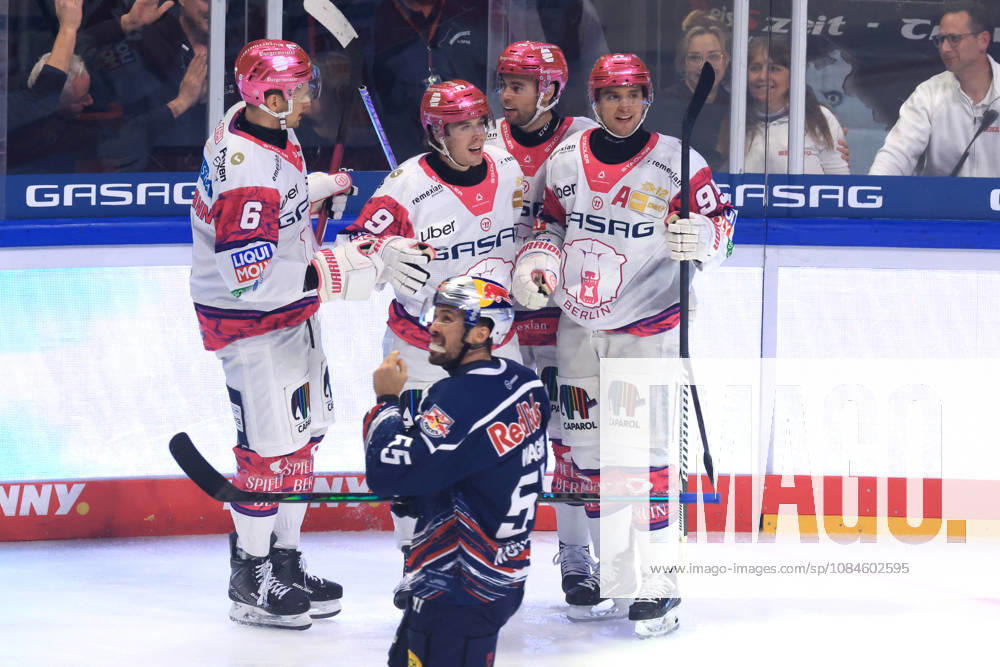 DEU, GER, Eishockey, 9.Spieltag, Saison 2026 27, Berlin, Eisbaeren Berlin vs. RB Muenchen 1:0 durch Ty Ronning ( Eisbaeren Berlin 9 ), Jubel, jubelt, Freude, Glueck, gluecklich, positive Emotionen, Eisbaeren-Spielerkreis FABIO WAGNER ( RedBull Muenchen 55 ) nordphoto GmbH Engler Berlin Uber-Arena Berlin Deutschland