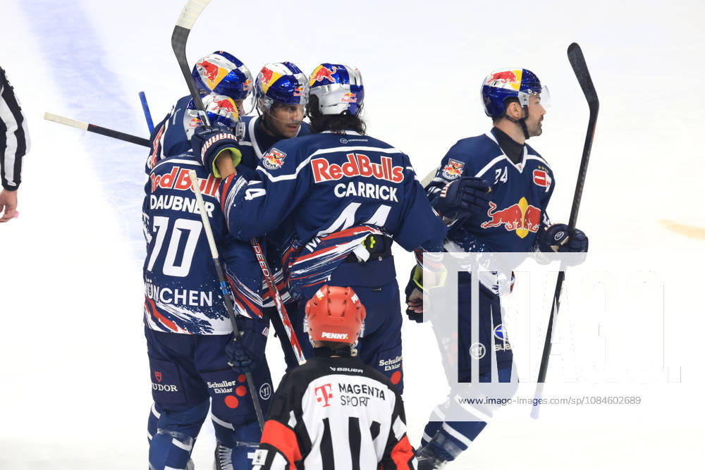 DEU, GER, Eishockey, 9.Spieltag, Saison 2026 27, Berlin, Eisbaeren Berlin vs. RB Muenchen 1:0 durch RYAN MURPHY ( RedBull Muenchen 24 ), Jubel, jubelt, Freude, Glueck, gluecklich, positive Emotionen, RedBull Muenchen-Spieler nordphoto GmbH Engler Berlin Uber-Arena Berlin Deutschland