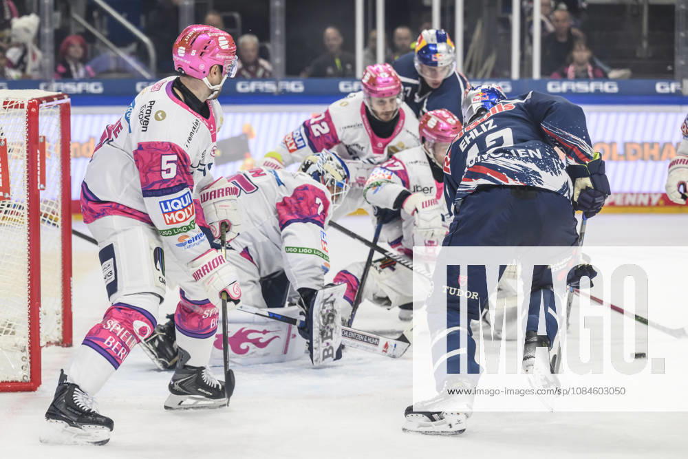 Im Bild v.l.: Gerangel vor dem Tor der Eisbären, GER, Berlin, Eishockey, DEL 1, Eisbaeren Berlin vs EHC Red Bull Muenchen, in der Uber Arena, 16.10.2026,