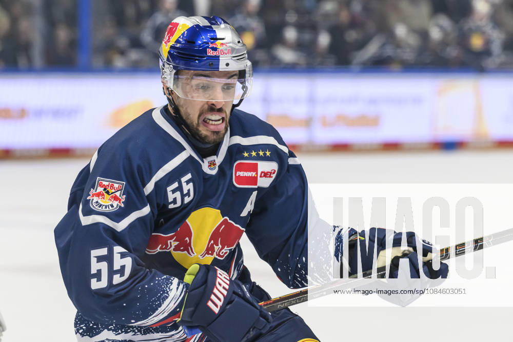 Im Bild v.l.: Fabio Wagner (EHC Red Bull Muenchen 55), im Angriff, GER, Berlin, Eishockey, DEL 1, Eisbaeren Berlin vs EHC Red Bull Muenchen, in der Uber Arena, 16.10.2026,