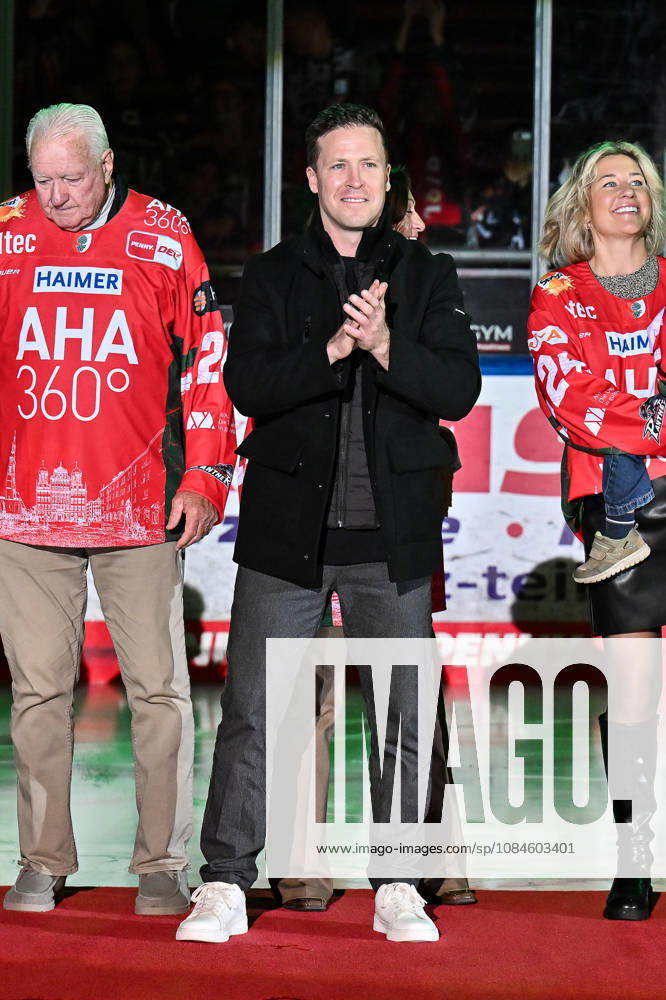 Penny DEL; Augsburger Panther - Adler Mannheim, 16.10.2026 AUGSBURG, GERMANY; 16. OCTOBER: im Bild T. J. TREVELYAN - dessen Trikotnummer heute unter das Hallendach gezogen wird vor dem Match der Penny DEL zwischen den Augsburger Panthern und den Adler Mannheim am 9. Spieltag im Curt Frenzel Stadion