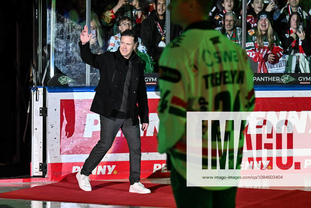 Penny DEL; Augsburger Panther - Adler Mannheim, 16.10.2026 AUGSBURG, GERMANY; 16. OCTOBER: im Bild T. J. TREVELYAN - dessen Trikotnummer heute unter das Hallendach gezogen wird vor dem Match der Penny DEL zwischen den Augsburger Panthern und den Adler Mannheim am 9. Spieltag im Curt Frenzel Stadion