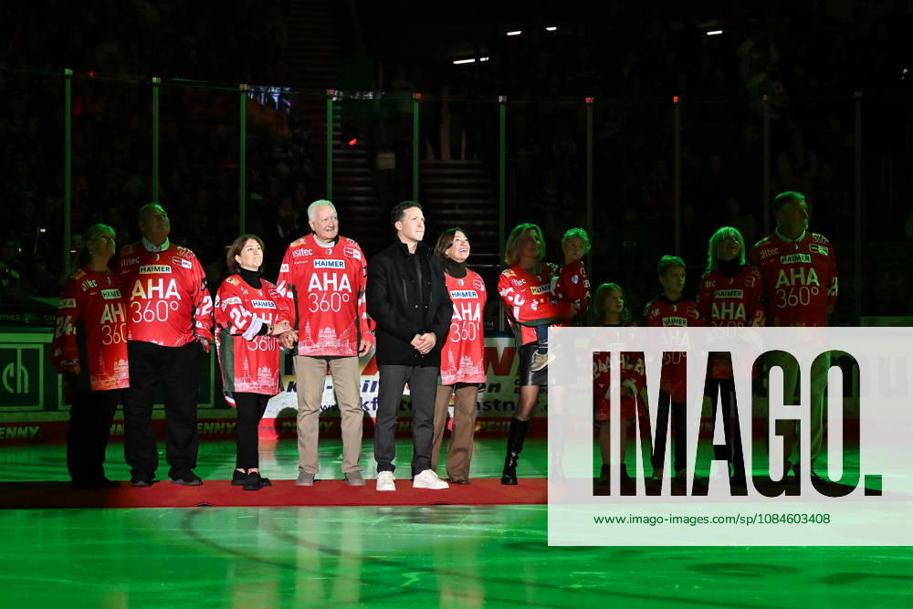 Penny DEL; Augsburger Panther - Adler Mannheim, 16.10.2026 AUGSBURG, GERMANY; 16. OCTOBER: im Bild T. J. TREVELYAN mit Familie - dessen Trikotnummer heute unter das Hallendach gezogen wird vor dem Match der Penny DEL zwischen den Augsburger Panthern und den Adler Mannheim am 9. Spieltag im Curt Frenzel Stadion
