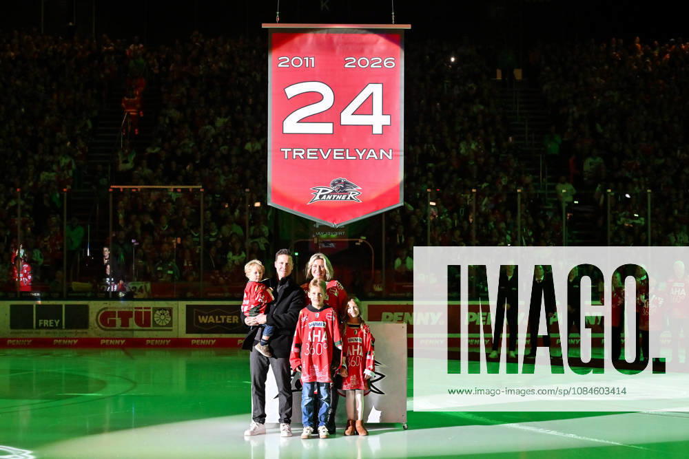 Penny DEL; Augsburger Panther - Adler Mannheim, 16.10.2026 AUGSBURG, GERMANY; 16. OCTOBER: im Bild T. J. TREVELYAN mit seiner Familie, vor der Nummer 24 die heute unters Hallendach gezogen wird vor dem Match der Penny DEL zwischen den Augsburger Panthern und den Adler Mannheim am 9. Spieltag im Curt Frenzel Stadion