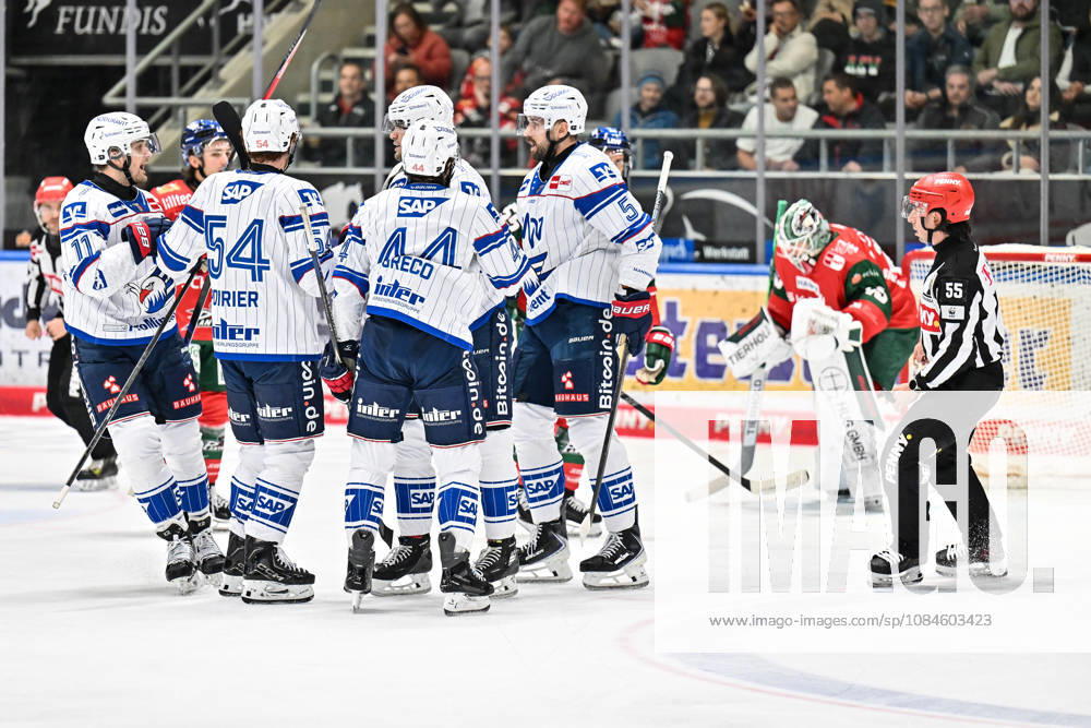 Penny DEL; Augsburger Panther - Adler Mannheim, 16.10.2026 AUGSBURG, GERMANY; 16. OCTOBER: Jubel der Gäste nach dem Treffer zum 1-1 durch Maximilian HEIM (Adler Mannheim 86) Tor Torschuetze Freude Happy während dem Match der Penny DEL zwischen den Augsburger Panthern und den Adler Mannheim am 9. Spieltag im Curt Frenzel Stadion