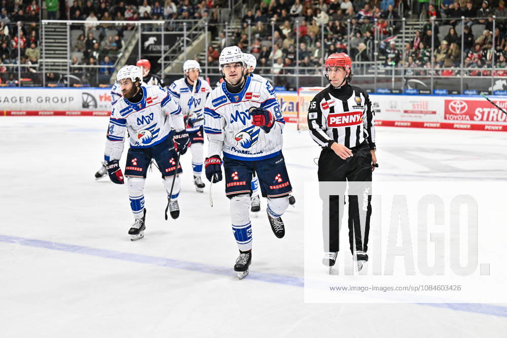 Penny DEL; Augsburger Panther - Adler Mannheim, 16.10.2026 AUGSBURG, GERMANY; 16. OCTOBER: Jubel der Gäste nach dem Treffer zum 1-1 durch Maximilian HEIM (Adler Mannheim 86) Tor Torschuetze Freude Happy während dem Match der Penny DEL zwischen den Augsburger Panthern und den Adler Mannheim am 9. Spieltag im Curt Frenzel Stadion